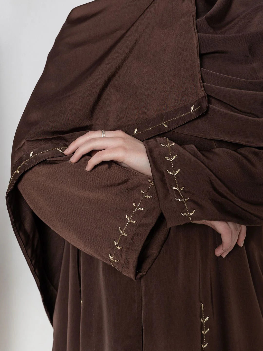 Embroidered abaya by Mawdeest