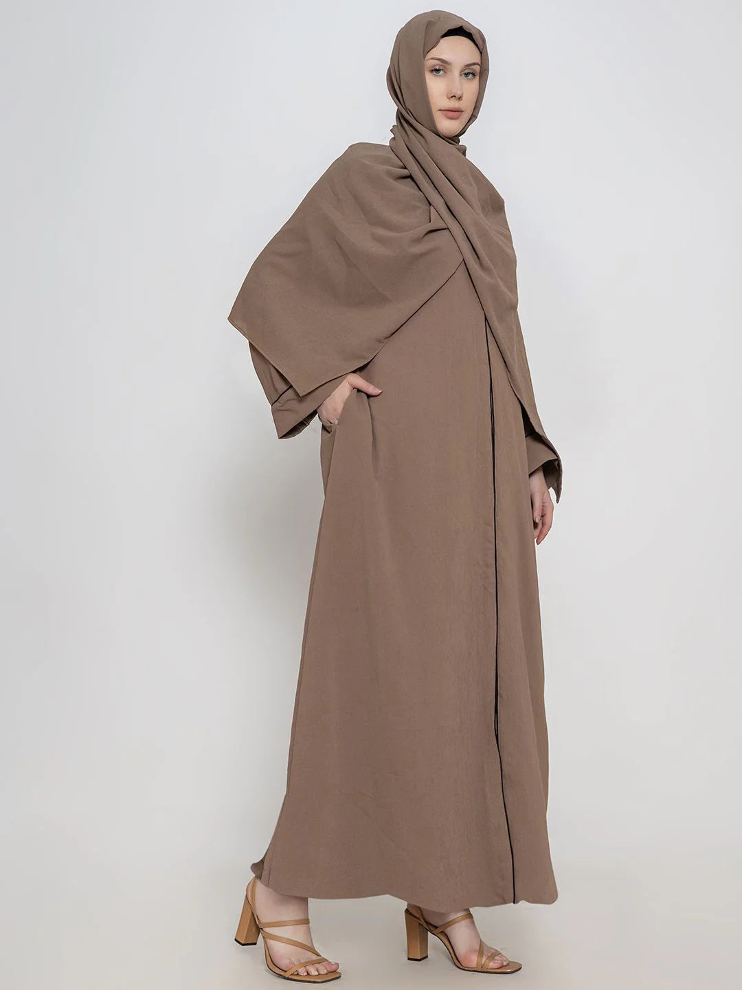 Embroidered abaya by Mawdeest