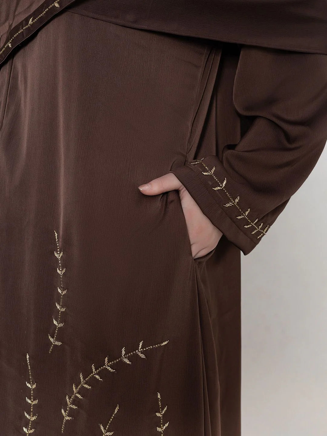 Embroidered abaya by Mawdeest