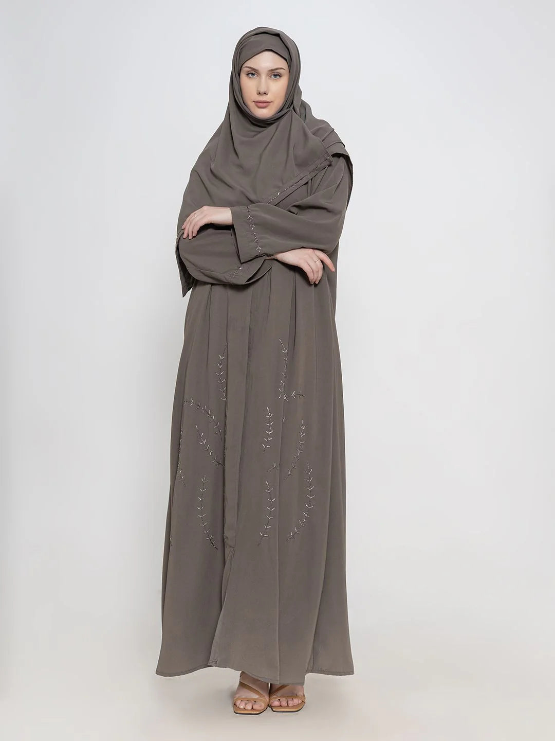 Embroidered abaya by Mawdeest