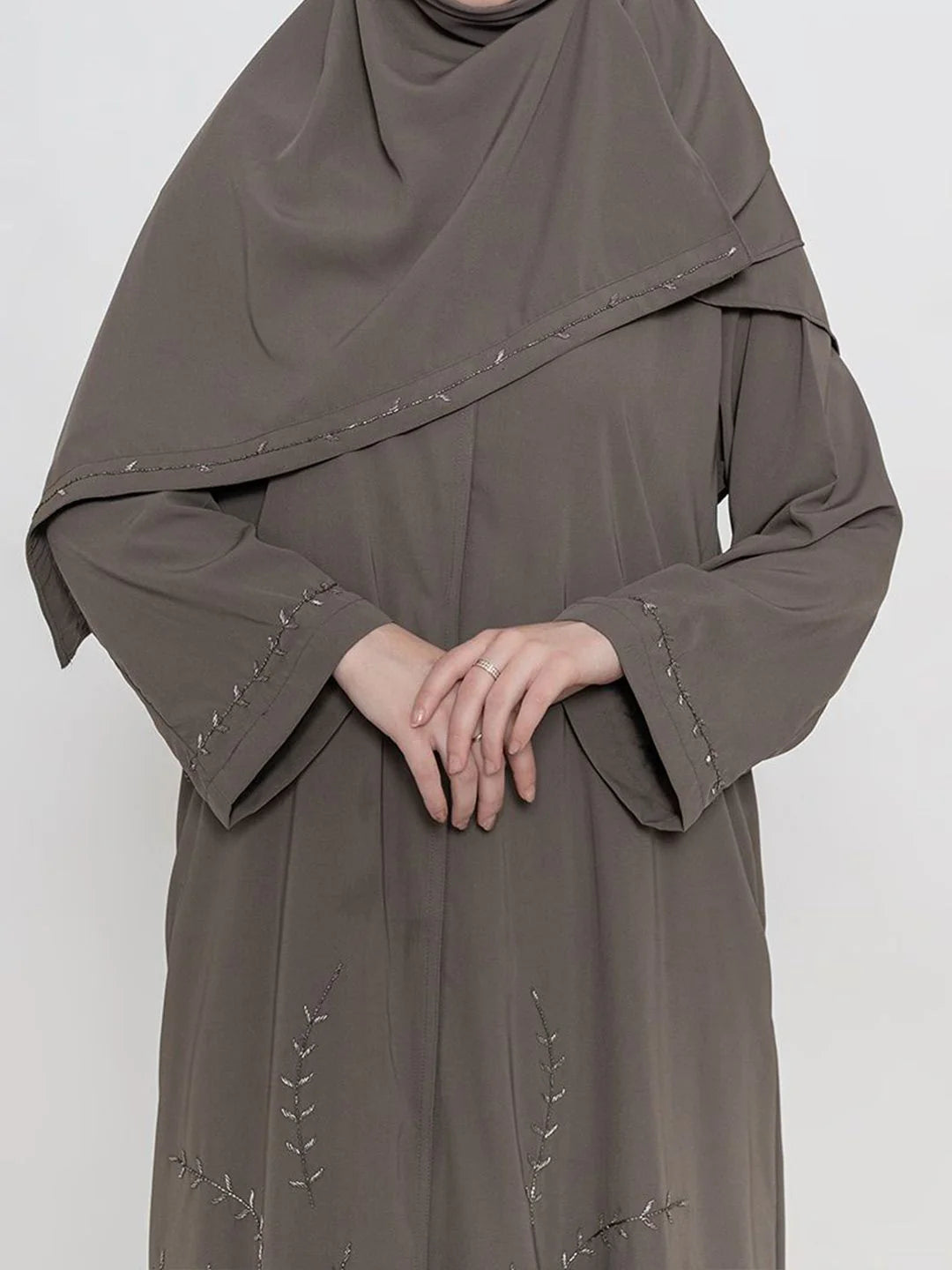 Embroidered abaya by Mawdeest 