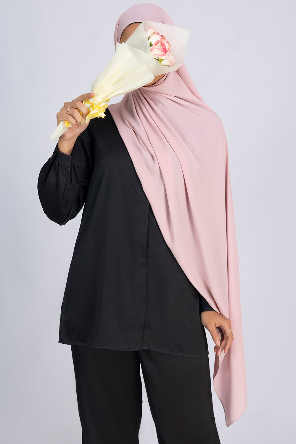 Buy powder pink chiffon hijab online in India – Mawdeest
