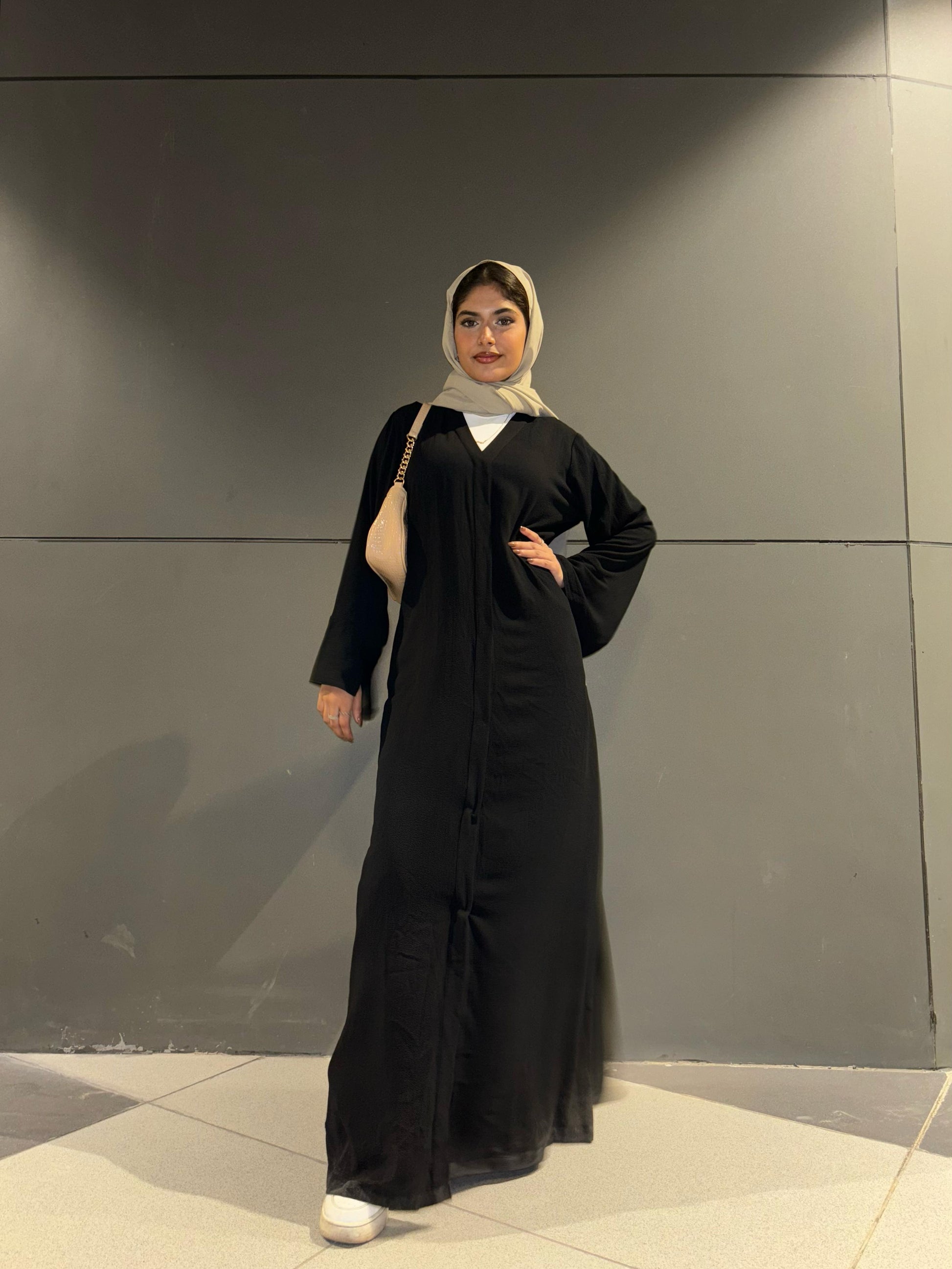 black abaya front view flowy fabric modest wear for daily use breathable abaya India