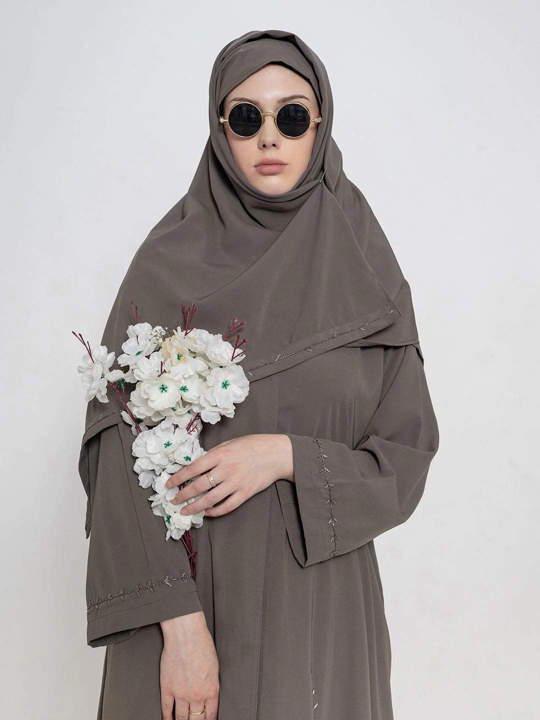 Embroidered abaya by Mawdeest 