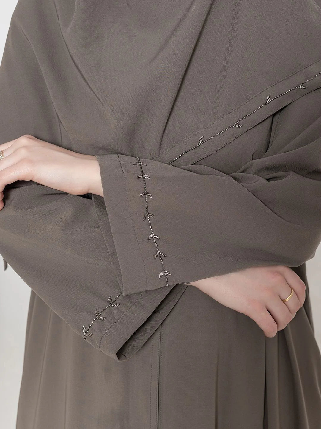 Embroidered abaya by Mawdeest 